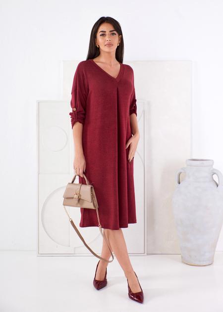 Bordowa dzianinowa sukienka oversize z podwijanymi rękawami