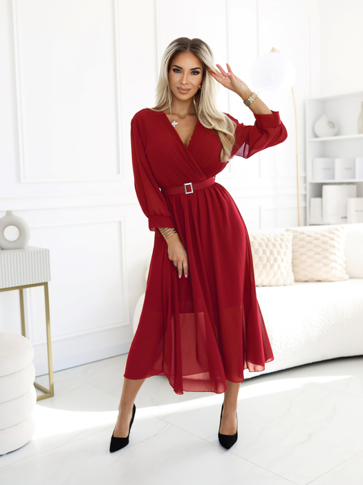 Czerwona sukienka z plisowaną górą i paskiem