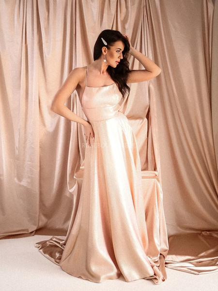 Pudrowo-różowa błyszcząca sukienka maxi z wiązaniem na plecach