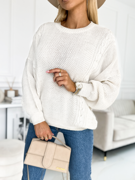 Śmietankowy lekki sweter ze splotem