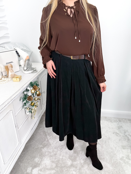 Czarna rozkloszowana spódnica sztruksowa