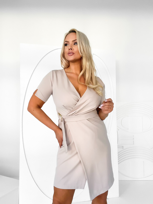 Beżowa sukienka z paskiem Chloe