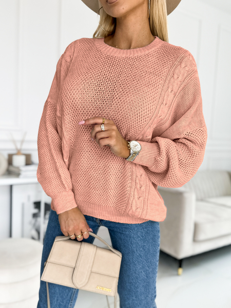 Brzoskwiniowy lekki sweter ze splotem