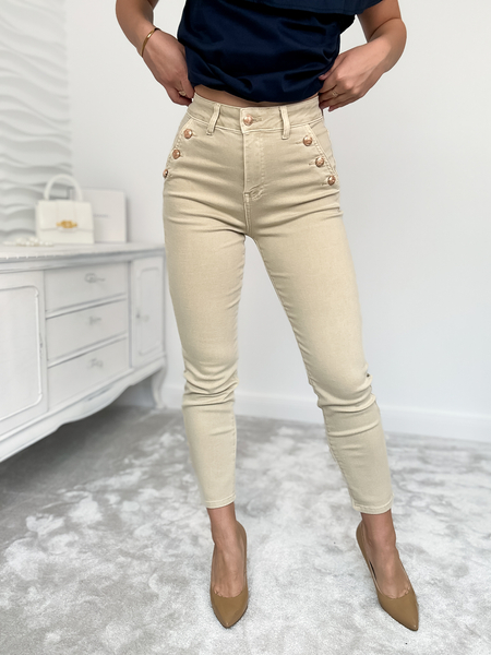 Beżowe spodnie jeansowe ze złotymi guzikami