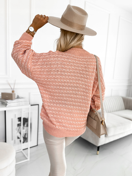 Łososiowy sweter oversize we wzory
