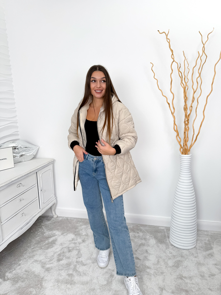 Śmietankowa kurtka pikowana z kapturem