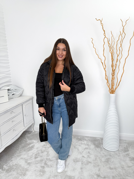 Czarna kurtka pikowana z kapturem