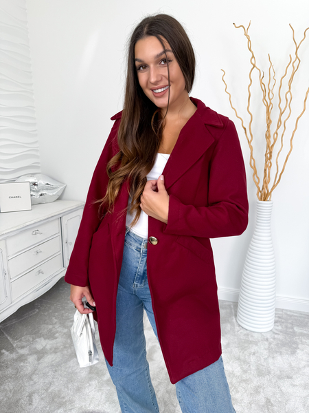 Bordowy płaszcz ze złotym guzikiem