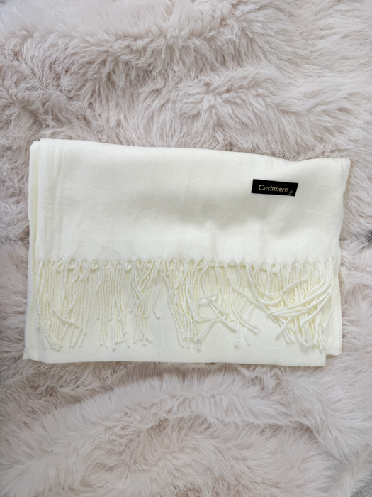 Śmietankowy szalik z frędzlami