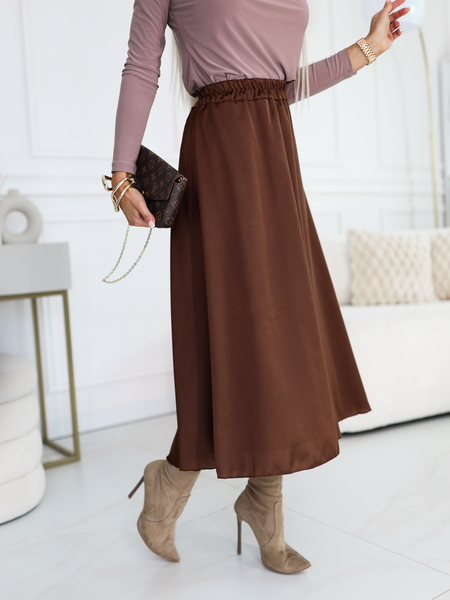 Brązowa satynowa spódnica o długości midi