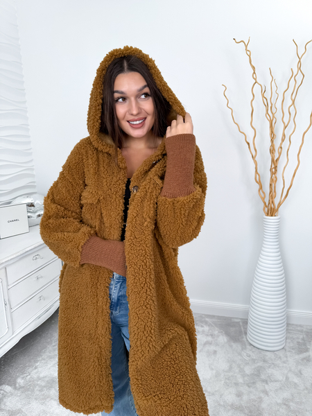 Karmelowy płaszcz baranek z kapturem