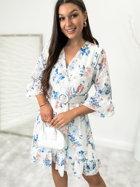 Biała ażurowa sukienka w niebieskie kwiaty