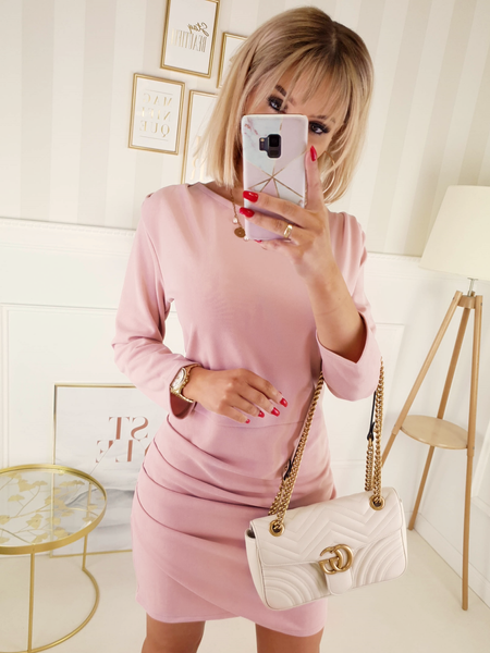 Pudrowy róż gładka sukienka z marszczeniem