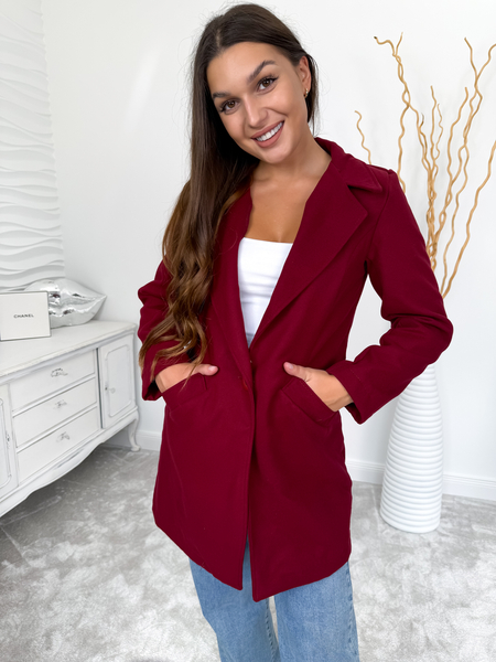 Bordowy płaszcz ze złotym guzikiem