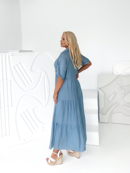 Niebieska sukienka jeansowa z guzikami Yuka