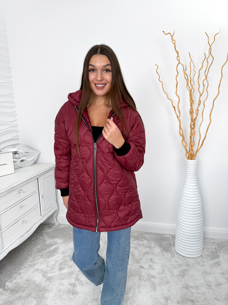 Bordowa kurtka pikowana z kapturem