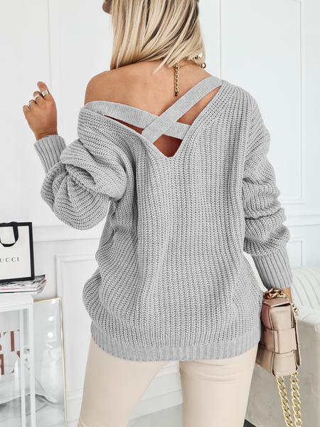 Szary sweter z odkrytymi plecami