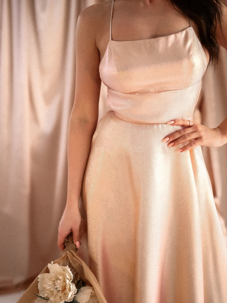 Pudrowo-różowa błyszcząca sukienka maxi z wiązaniem na plecach