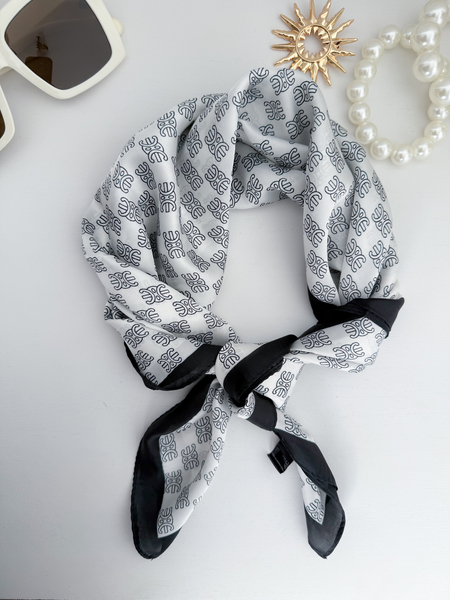 Biało - czarna apaszka z delikatnym wzorem