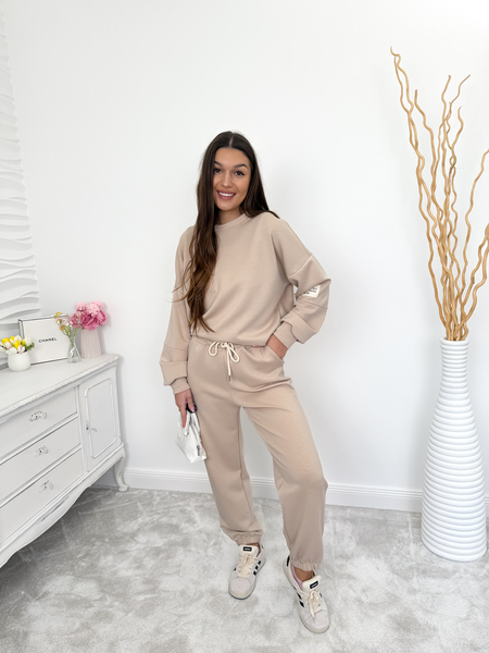 Beżowy komplet dresowy z białą naszywką na rękawie