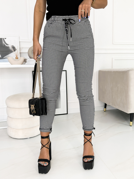 Czarno- białe cygaretki w kratkę