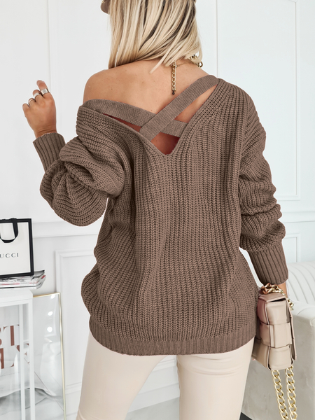 Brązowy sweter z odkrytymi plecami