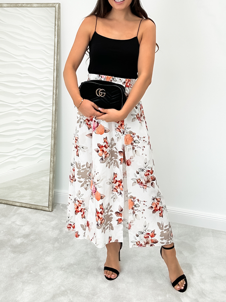 Śmietankowa biel spódnica z rozcięciem w kwiaty