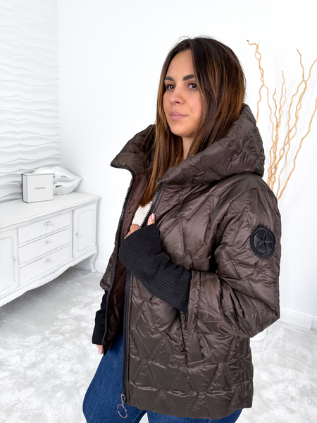 Czekoladowa pikowana kurtka ze ściągaczami na rękawach