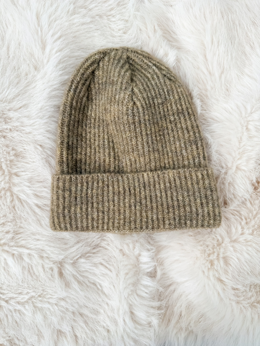 Ciemny beż czapka moher i wełna