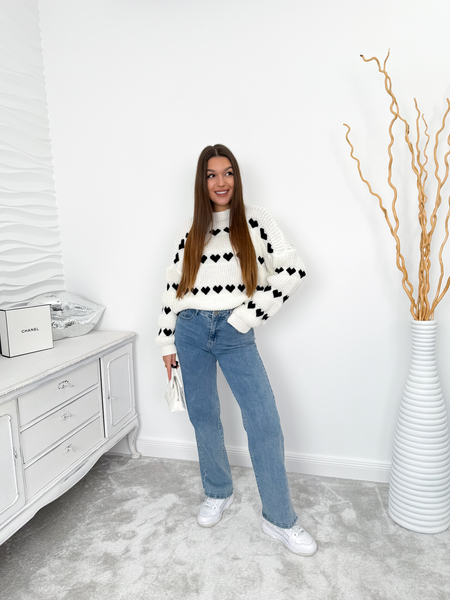 Śmietankowy sweter wzór w serduszka