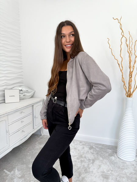 Szara zamszowa kurtka bomberka z ozdobnym zamkiem