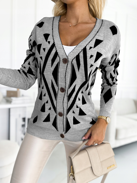 Szary sweter na guziki w geometryczne wzory