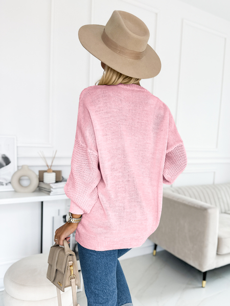Różowy lekki sweter ze splotem