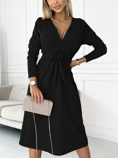 Czarna elegancka sukienka z błyszczącą nitką