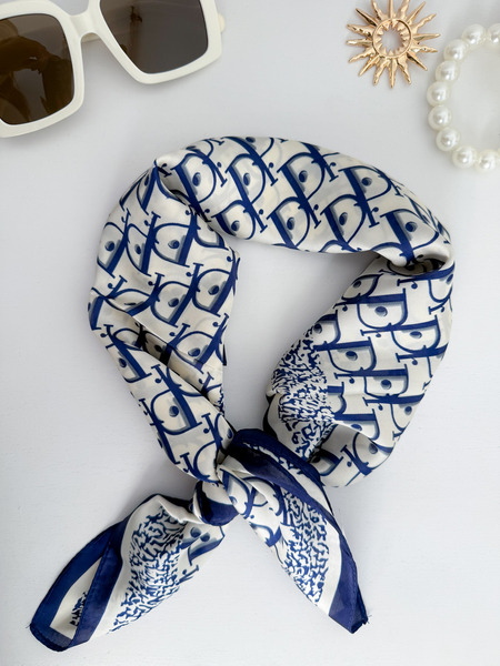 Niebiesko - beżowa apaszka wzór litery