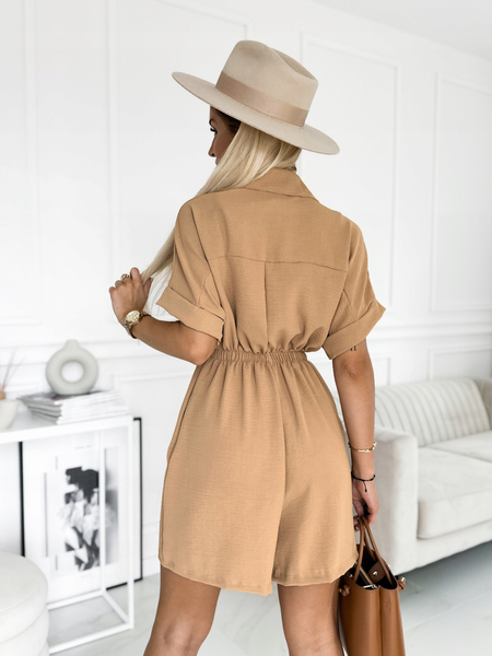 Camel taliowany kombinezon na guziki