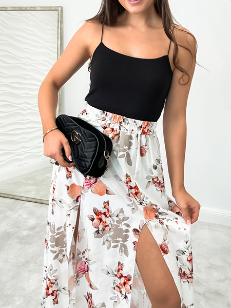 Śmietankowa biel spódnica z rozcięciem w kwiaty