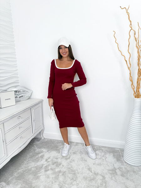 Bordowa sukienka prążkowana z białą wstawką