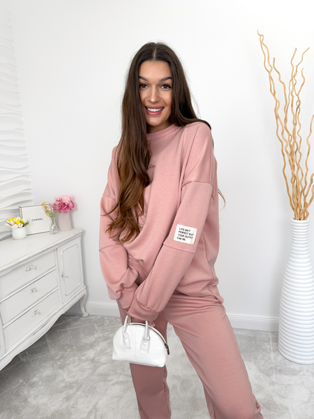 Brudny róż komplet dresowy z białą naszywką na rękawie