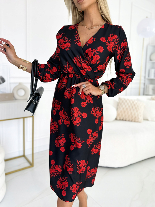 Czarna rozkloszowana sukienka w czerwone róże