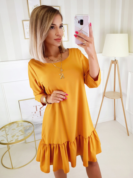 Musztardowa luźna sukienka z falbaną