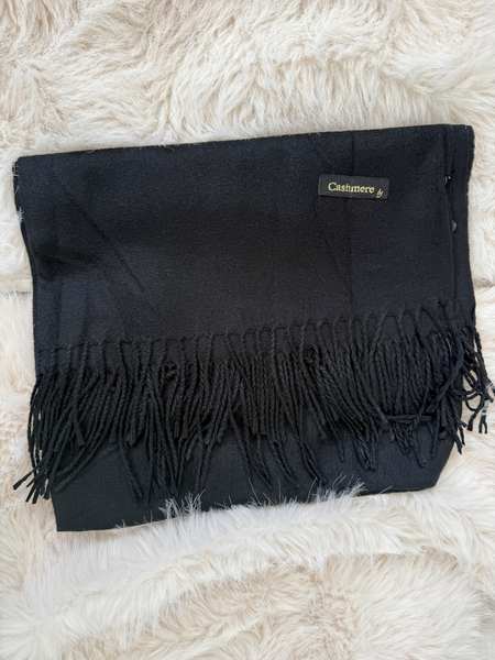 Czarny szalik z frędzlami