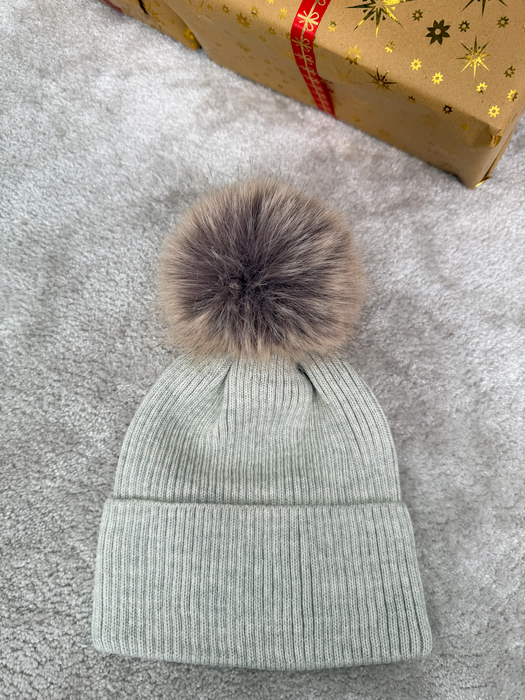 Szara czapka z futrzanym pomponem