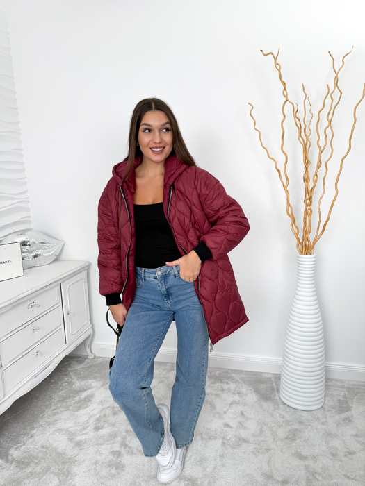 Bordowa kurtka pikowana z kapturem