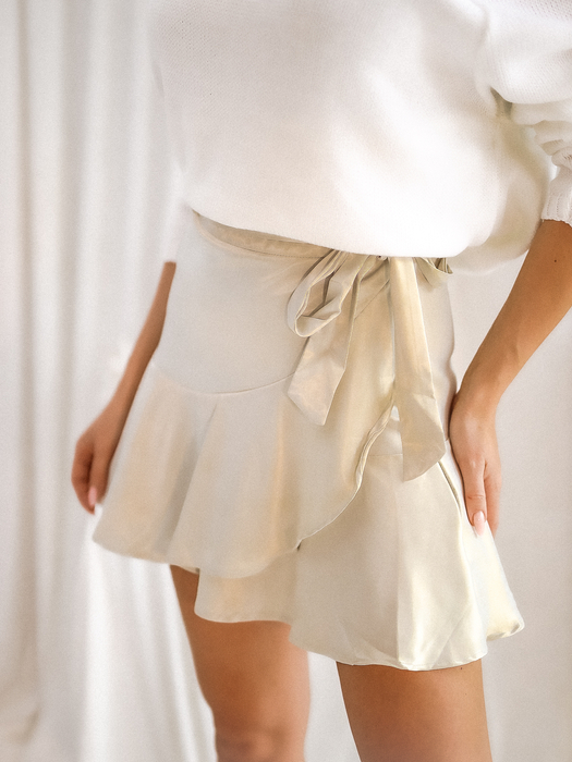 Ecru spódnica mini z delikatnej satyny