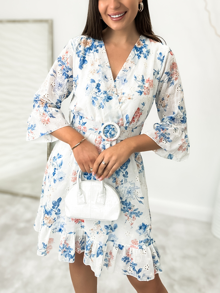 Biała ażurowa sukienka w niebieskie kwiaty