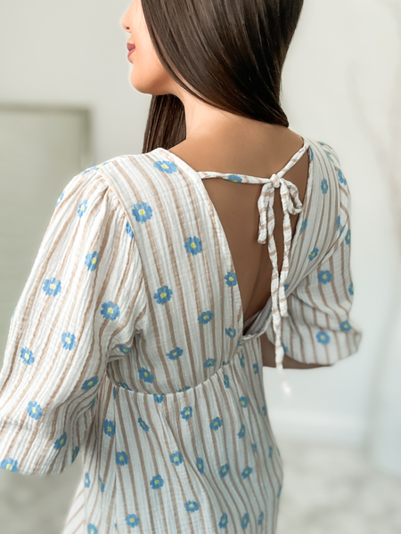 Beżowa muślinowa sukienka z wiązaniem na plecach