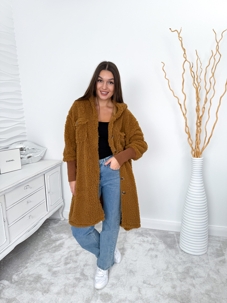 Karmelowy płaszcz baranek z kapturem