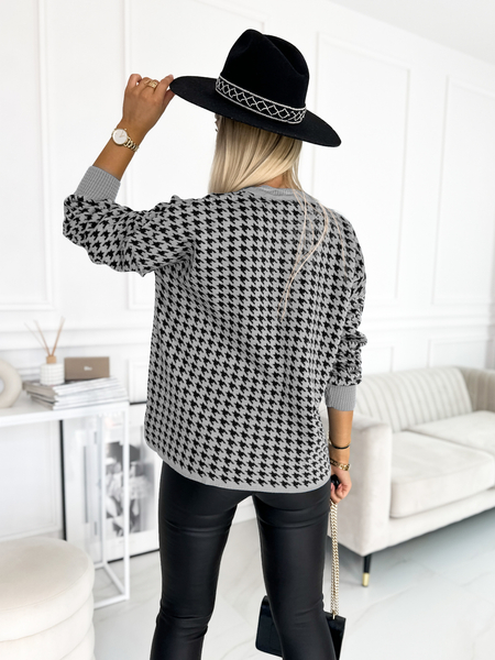 Szary sweter w pepitkę