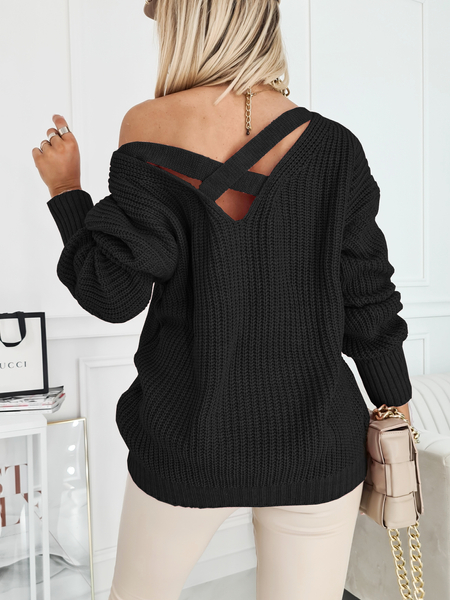 Czarny sweter z odkrytymi plecami